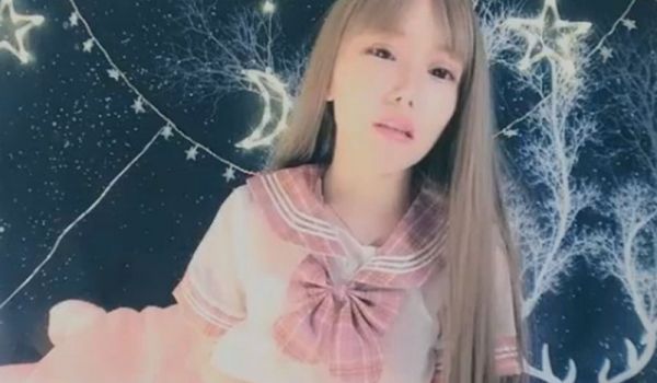 苗条妹子性感黑丝开档道具自慰