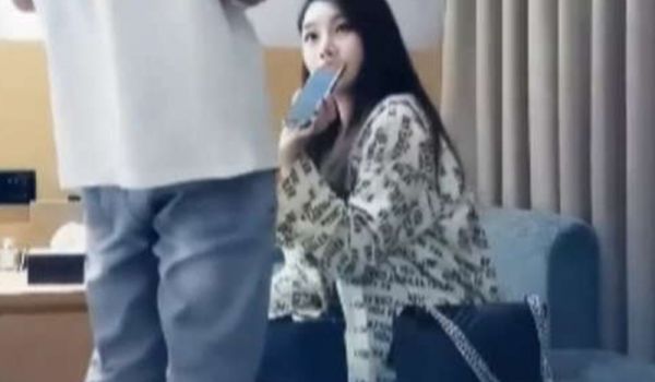 连瓶盖都打不开的高颜值妹子，在床上倒玩的挺开