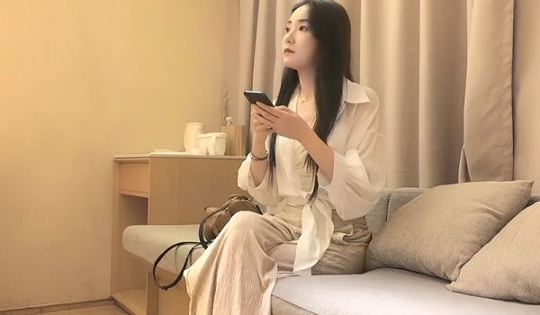 清纯妹子主动握住我的鸡巴