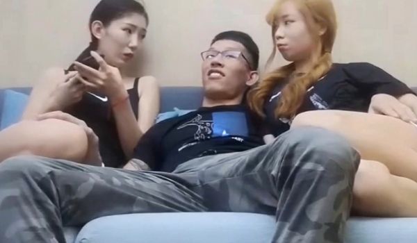 沙发上和两妹子一起玩