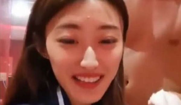 骨感气质美女直播主为感谢粉丝，特别穿着制服