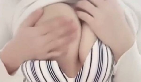 黑丝短裙爆乳骚货白领办公室直播抠逼喷水 胆子真大