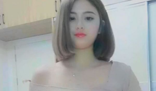 大眼妹妹半裸挑逗