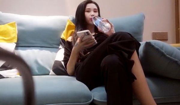 大爷叫妹子出来边做爱边直播