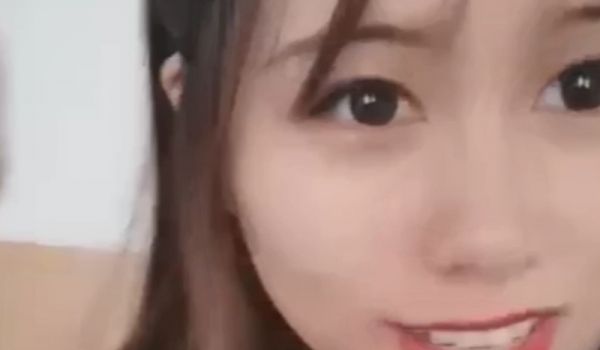 甜美妹子自慰喷水