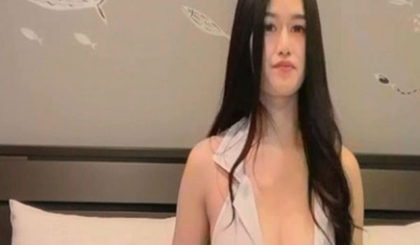 双飞轮操制服姐妹