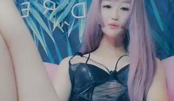 美萌妹子享受大黑牛震动