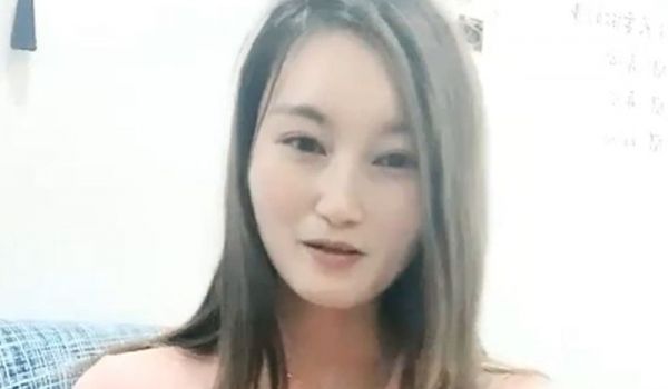少妇和眼镜炮友互摸调情