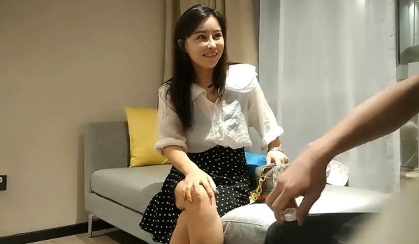 花裙少妇沙发上激情啪啪