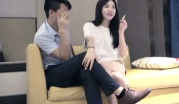 手机选妃，骑上摩托赴会去，还好本人跟照片一样美