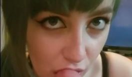 绿头发的女友温柔吮吸你的肉棒