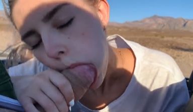 年轻女孩在拉斯维加斯埃尔菲的敞篷车里性交