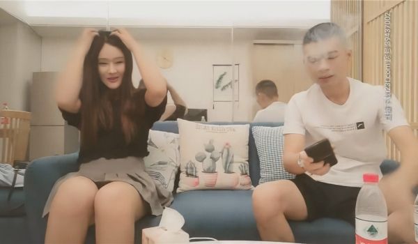 约了个裙子妹子3P啪啪，近距离拍摄两个一起玩弄，