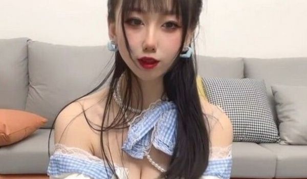 最新极品貌美网红女神 小桃酱 女仆装初体验服侍主