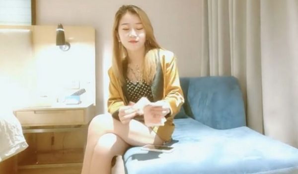 探花约操高端外围场-几千现金数完裸体毕露,肤白貌