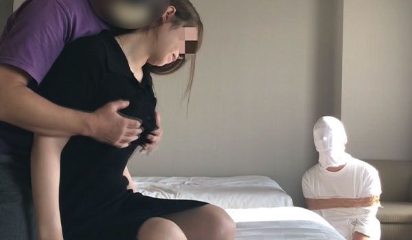 【无修正】把借钱的男朋友绑起来，对在眼前订婚的女