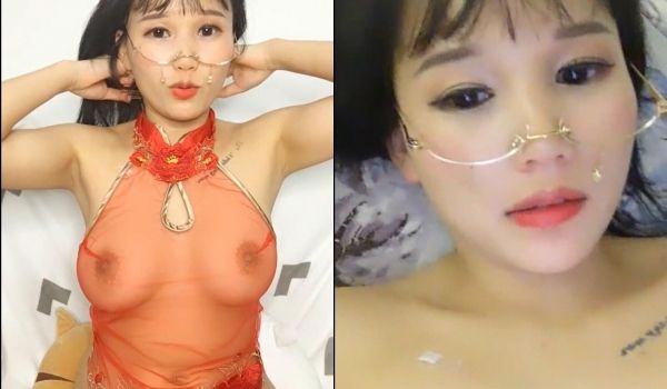 高颜值大奶短发妹子穿情趣透视装 沙发上按摩器自慰