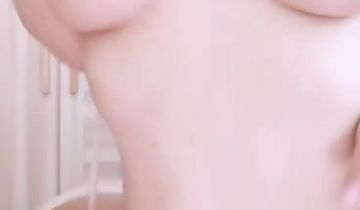 高颜值风情万种的骚货，情趣黑丝红色透明肚兜诱惑，