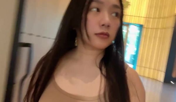 高颜值气质女神约炮屌丝最后射在了奶子上1