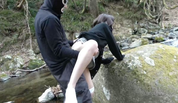 【野外·中出】[前篇]苗条美人人妻不还钱想逃跑，