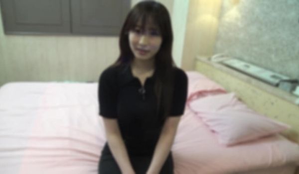 18岁时中途退学。身材出众的脱力系偶像美●女。人