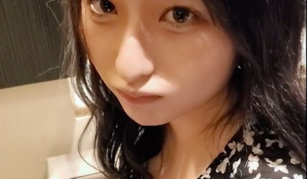 19岁的女主播级I杯女生试着拍照
