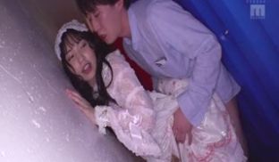 偷偷与一个甜而悲伤的女孩发生性关系的!