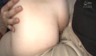 公交车上的女学生肛门和阴道被同时插入的!