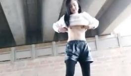 骚气少妇驾车户外桥下自慰勾引环卫大爷摸屁股再回车