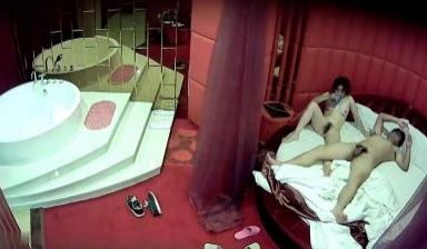 偷拍气质漂亮的短发良家人妻偷偷和单位领导偷情