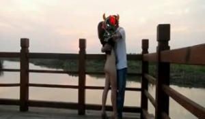 新婚夫妻的蜜月旅行按摩房、风景区和游泳池都是我们