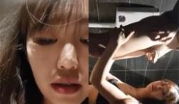 长发美女雪儿粉和男粉丝在网吧厕所约啪，爽到高潮但