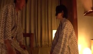 茨城出身の纯真无垢な149cm小柄な元アイドル朝
