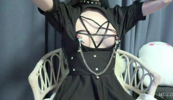 【顽皮翘宝贝莫琪Mozzi】-夹着乳夹自慰上下都