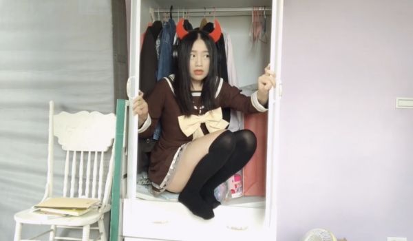 宅男看到番剧里的角色变成真人太爽到射她的嘴巴。