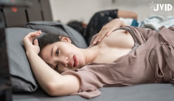在老公面前用身体招唿他的朋友。