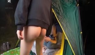 麻豆传媒-女孩与色欲狼友野外激情狂热泄欲-林怡梦
