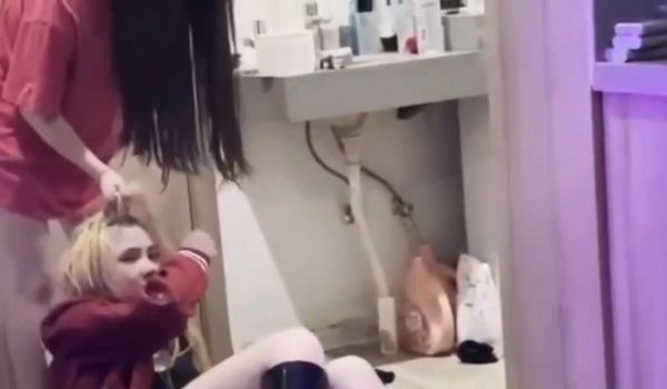 在宿舍里被女同学霸凌的!