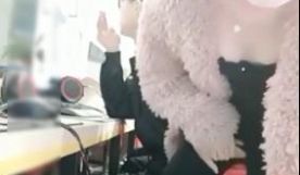 饥渴清纯女主播现场直播网吧勾引保安值班室啪啪。