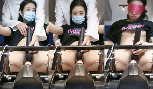 炮机大黑牛伺候小少妇蒙上眼睛自慰 ，穿上开档黑丝