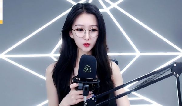 JUFE135 新人 G罩杯现役国际线空姐 濑崎