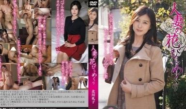 两个华人小伙找了个泰国漂亮美女，身材又听话，两男
