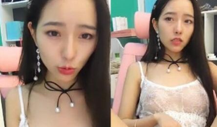 撮合一对刚失恋的男女打一炮来忘记各自的前任...