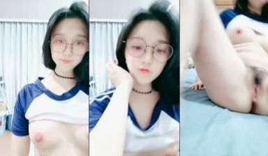 粉色奶头眼镜美少女！外表甜美性格超好！张开双腿掰