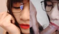 样貌清纯的漂亮妹妹故意勾引前来外卖小哥.