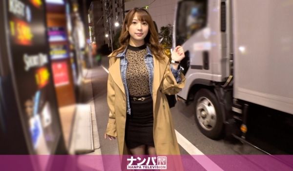 冒充电视访谈在街上搭讪最受欢迎的黑丝美女带到酒店