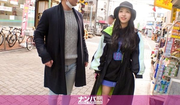 在商业街搭讪喜欢肌肉男的美女大学生正好派一个猛男