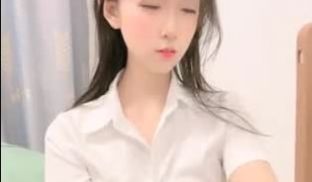 极品尤物颜值女神衬衣短裙很燥热收费房道具自慰手指