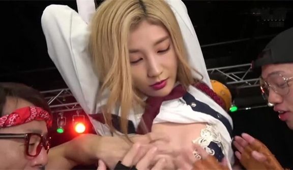 AI-李一桐-电影院女安保与游客难忘的一晚