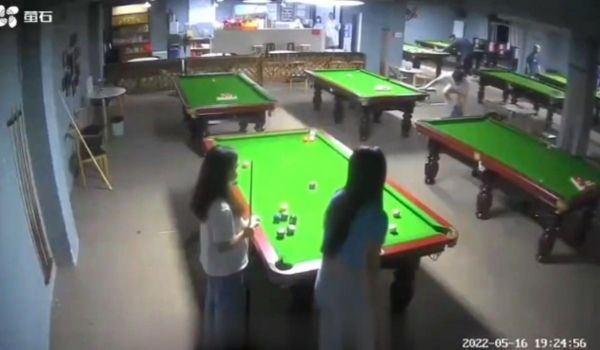 小男孩掏鸡巴对着女生打手枪的!